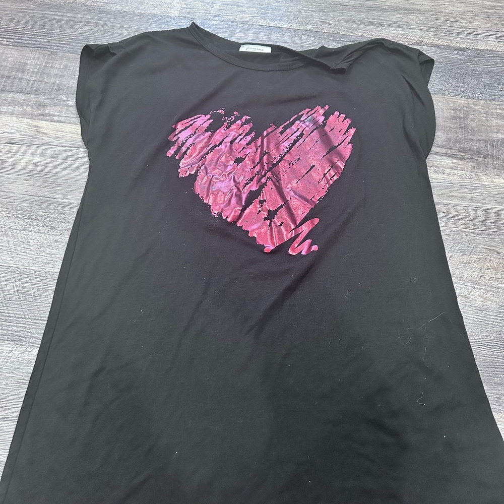 Jasmine Black Tee with Vibrant Pink Heart